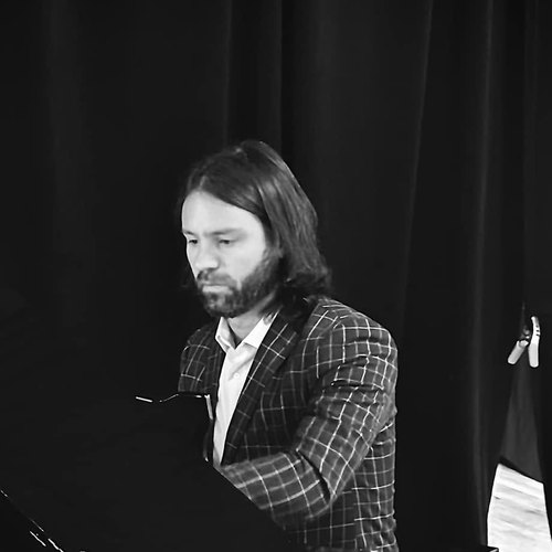 Francois Byers at the piano